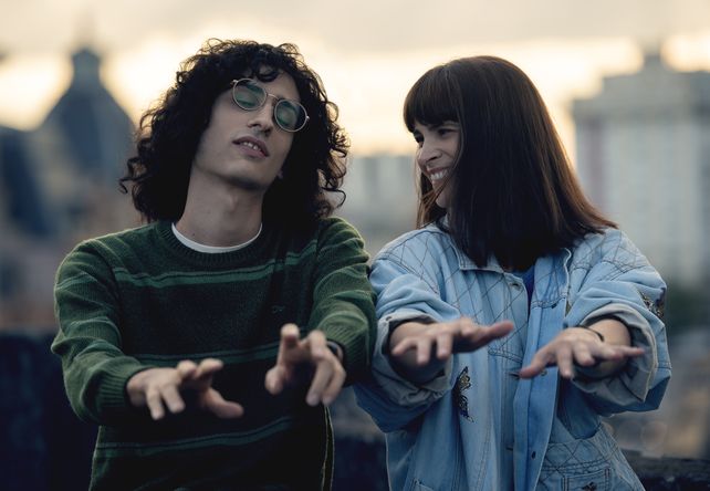 Iván Hochman y Micaela Riera en los roles de Fito Páez y Fabiana Cantilo.