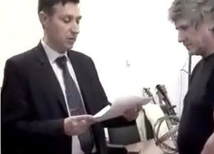 Despeinado y descalzo, así detenían a Boudou