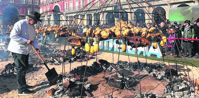 asado en madrid. Mallman cocinó ayer en la Plaza Mayor.