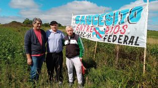 MEMORIA. Raúl Pedrón junto a Miguel Sosa y Oscar Silva tras alzar el cartel en San Benito para recordar un momento crucial de nuestras luchas.