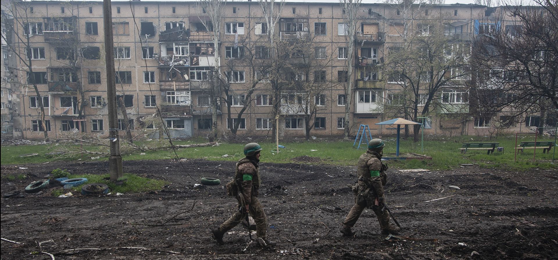 Soldados ucranianos caminan en un área de las batallas más duras en Bakhmut, región de Donetsk, Ucrania, el viernes 21 de abril de 2023. (Iryna Rybakova vía AP)