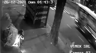 Instante en que la mujer prende fuego al lugar donde dormía el muchacho en situación de calle.