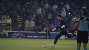 Gaspar Servio anota de penal uno de los dos penales que tuvo Central ante Godoy Cruz
