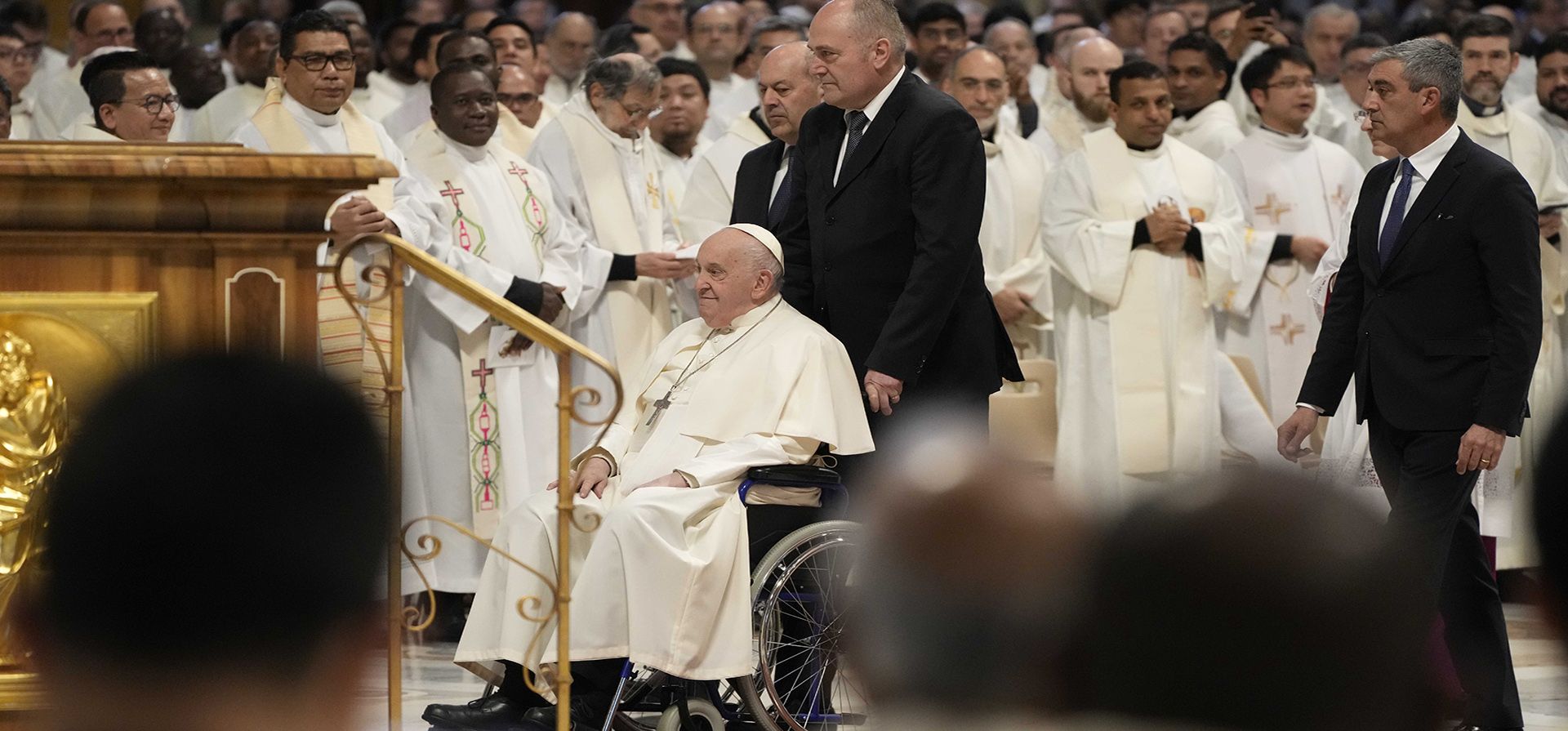 El Papa Francisco llega para celebrar la Santa Misa Crismal en la Basílica de San Pedro, en el Vaticano, el jueves 28 de marzo de 2024. (Foto AP/Gregorio Borgia) El Papa Francisco llega para celebrar la Santa Misa Crismal en la Basílica de San Pedro, en el Vaticano, el jueves 28 de marzo de 2024. (Foto AP/Gregorio Borgia)