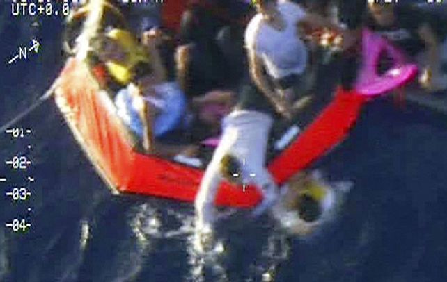 Los inmigrantes se desesperan por subir a bordo del bote salvavidas.