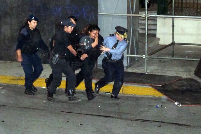 El parte médico de los policías, mujeres y trabajadores de prensa heridos al final de la marcha