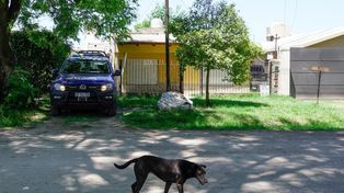 La vivienda de 13 de Marzo al 300, en el barrio Posta de Capitán Bermúdez. Allí hallaron los cuerpos de tres hombres que fueron asesinados a golpes y cuchillazos.
