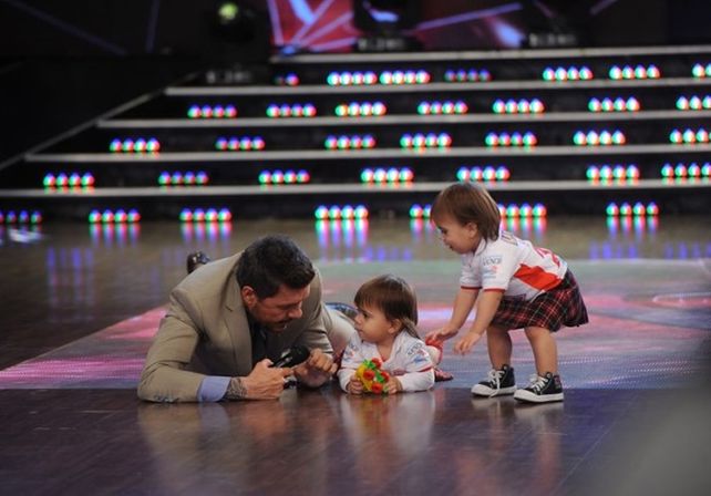Tinelli se hizo el show con las hijas de Cinthia