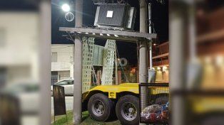 La columna que sostenía el transformador de la EPE, la cual fue chocada por el camionero en Santo Tomé&nbsp;