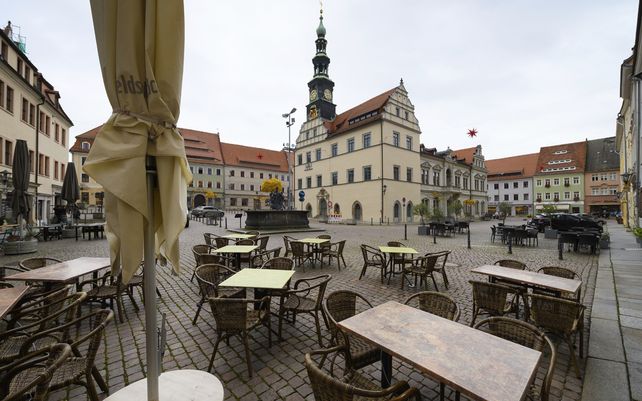 Centro de la ciudad de Pirna, Sajonia, en Alemania Oriental, está desierta el lunes 8 de noviembre de 2021. En 24 horas, se informaron 2423 nuevas infecciones por coronavirus al RKI desde Sajonia y no hubo más muertes.