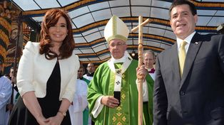 La presidenta saludó al Papa tras su última misa en Paraguay