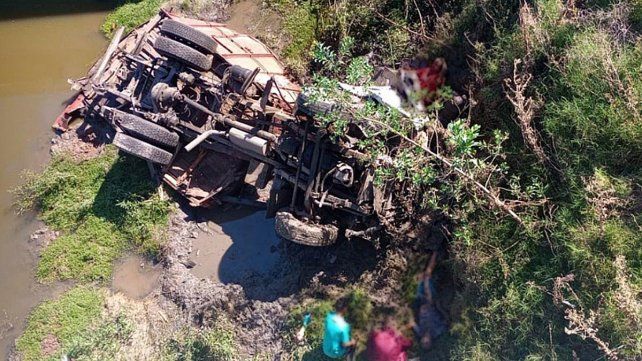 Una persona murió y dos resultaron con heridas de gravedad al caer un camión desde un puente en autopista Rosario - Buenos Aires. Otros vehículos involucradosFoto: Diario El Norte de San Nicolás