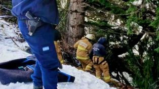 Tragedia en Bariloche: un auto cayó al Nahuel Huapi por el hielo y murió una nena de 3 años