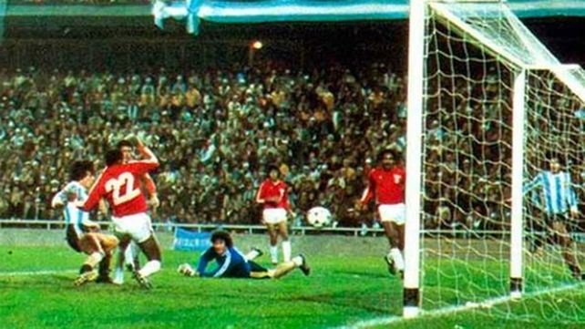 de negro. Nos preguntaron para qué era y les dijimos que era una tradición. Ellos no tenían ni idea de fútbol.&nbsp;