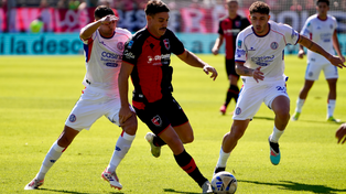 Matías Cóccaro no logró completar el primer tiempo de Newells ante San Lorenzo. Se retiró lesionado.