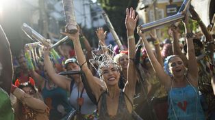 Los blocos ganan las calles de Rio y San Pablo al inicio del precarnaval