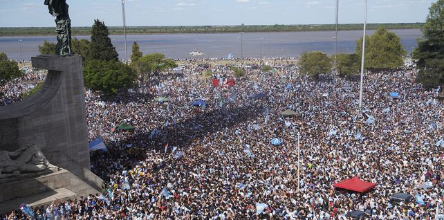 Una multitud celebró la conquista mundial del seleccionado en el Monumento.