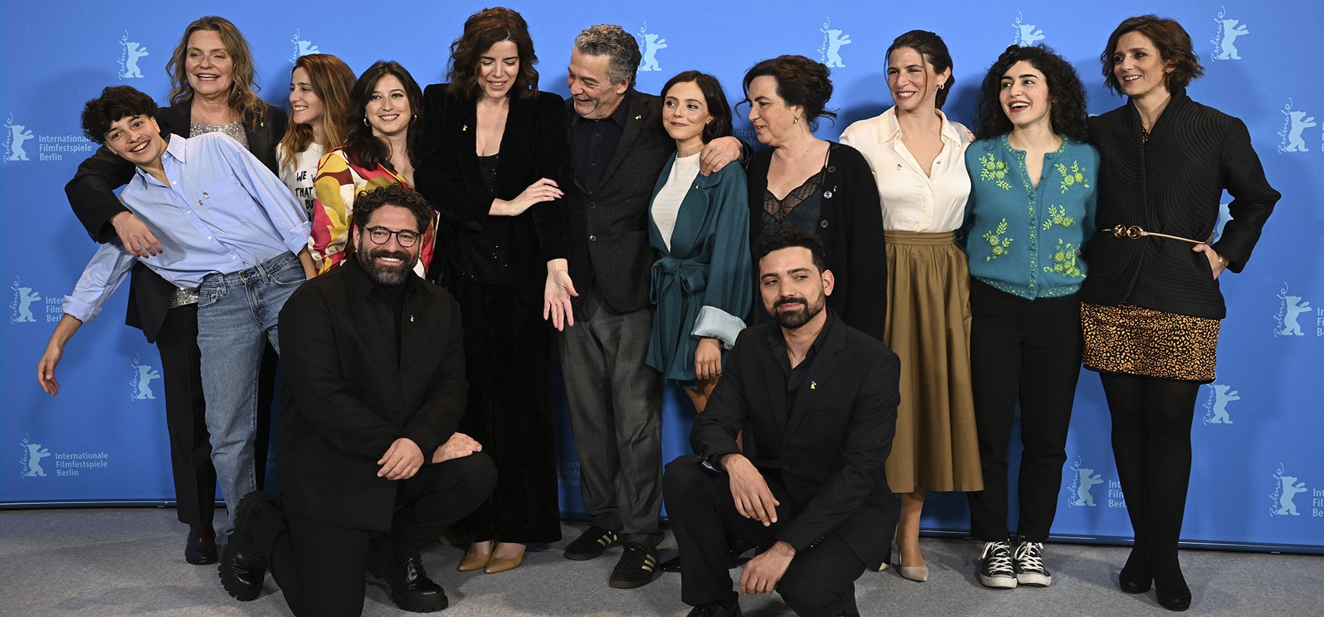 El equipo con actores y productores posan para los fotógrafos en la sesión fotográfica de la película