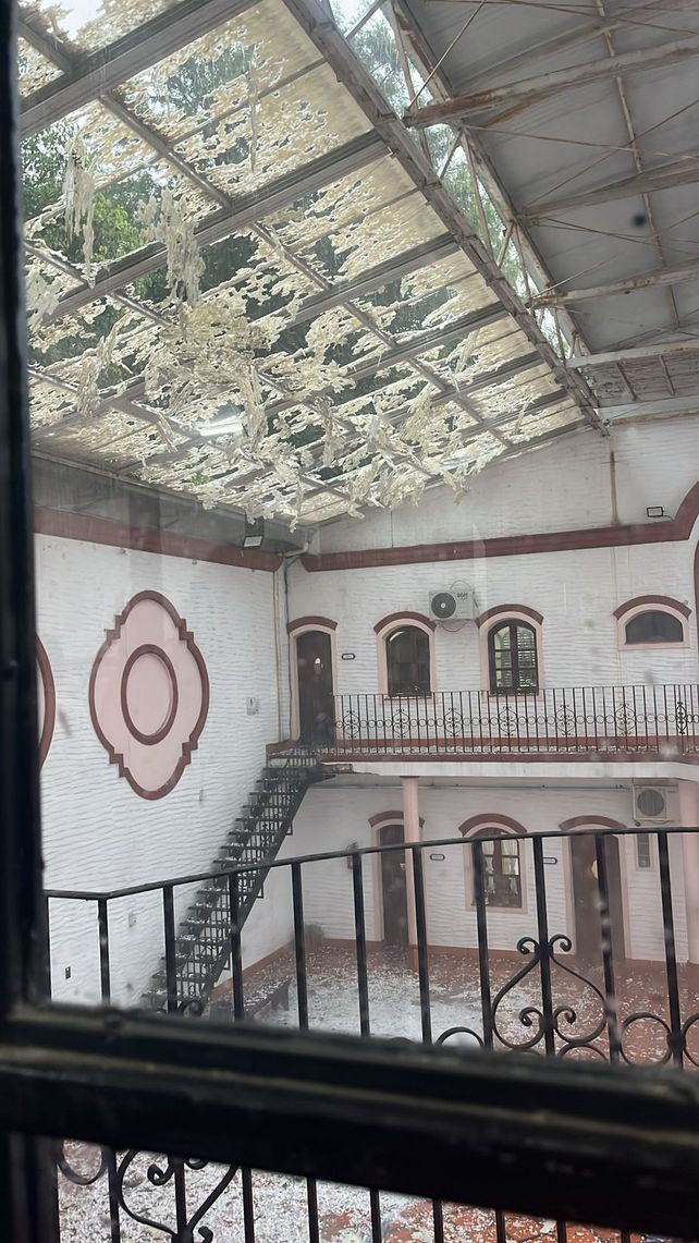 Tormenta en Rosario: el techo del patio del Colegio San Ramón quedó destruido