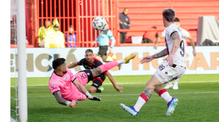 Juan Ignacio Ramírez pateó mal, pero Moyano le dio una ayuda involuntaria para anotar el gol de Newells.