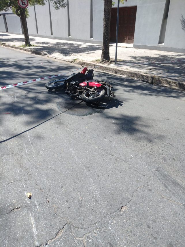 Otro relato salvaje: atropelló a una motociclista en plena avenida Freyre, escapó y terminó preso en la Comisaría 1° Otro relato salvaje: atropelló a una motociclista en plena avenida Freyre, escapó y terminó preso en la Comisaría 1°