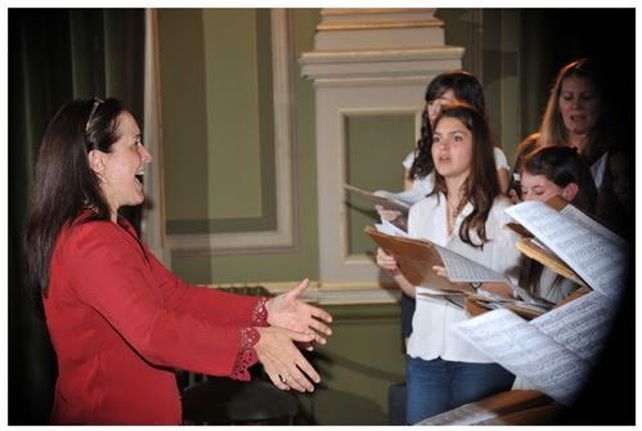 Irene Chaina dirige un concierto del actual.Juvenil.