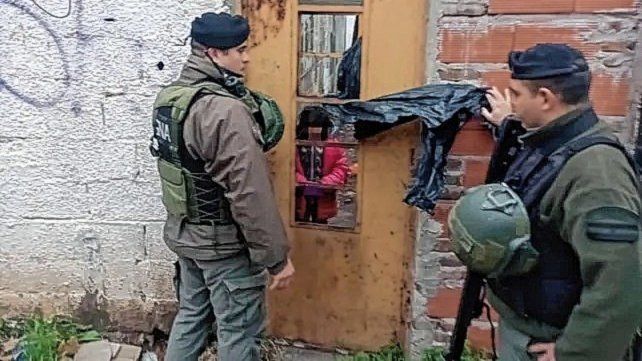 En Rosario, una nena pasó solita con su perro flaco varios días en su casa tras que asesinaron a su padre