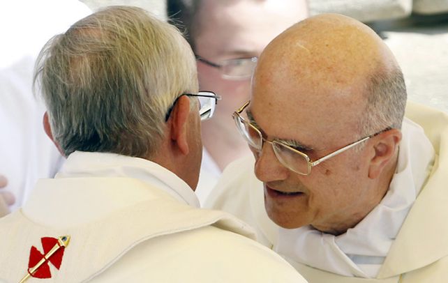 Juntos. Francisco y Bertone el jueves 15 pasado en Castel Gandolfo.