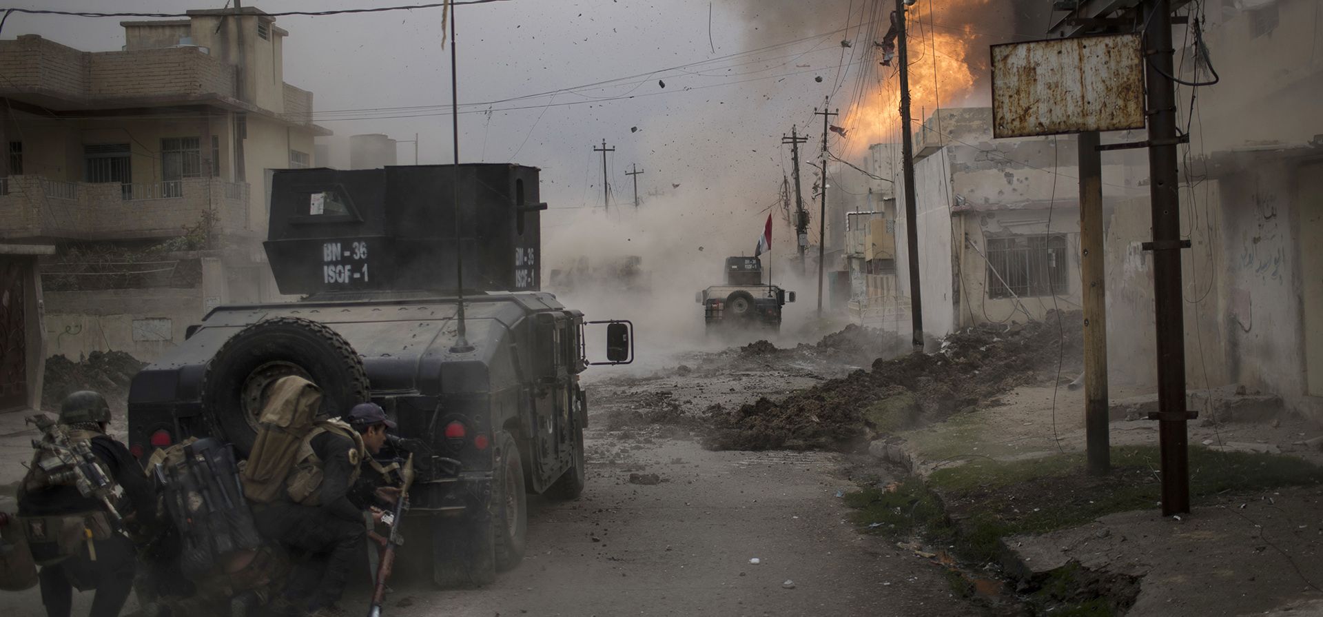 ARCHIVO: Un coche bomba explota junto a vehículos blindados de las fuerzas especiales iraquíes mientras avanzan hacia territorio controlado por el grupo Estado Islámico en Mosul, Irak, el 16 de noviembre de 2016. (Foto AP/Felipe Dana, archivo)