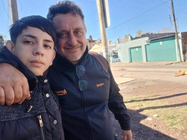 Mateo junto al cordinador de Waterpolo Social y entrenador de Sparta, Fernando de los Santos