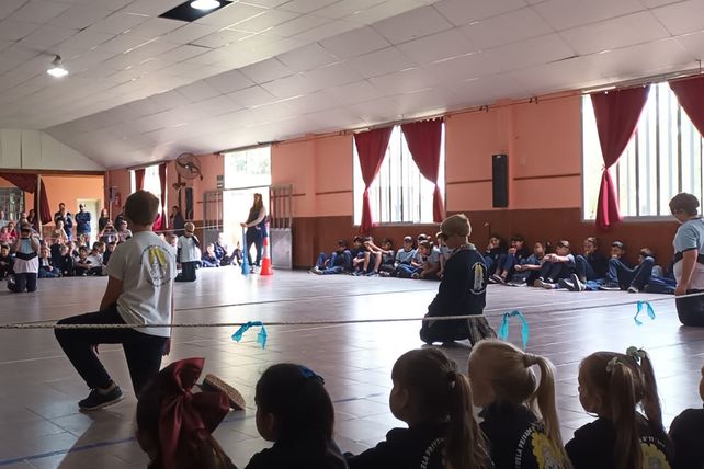 Una escuela presentó el goalball a su comunidad.