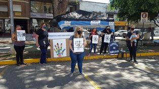 Representantes de los jardines de infantes frente a la Municipalidad
