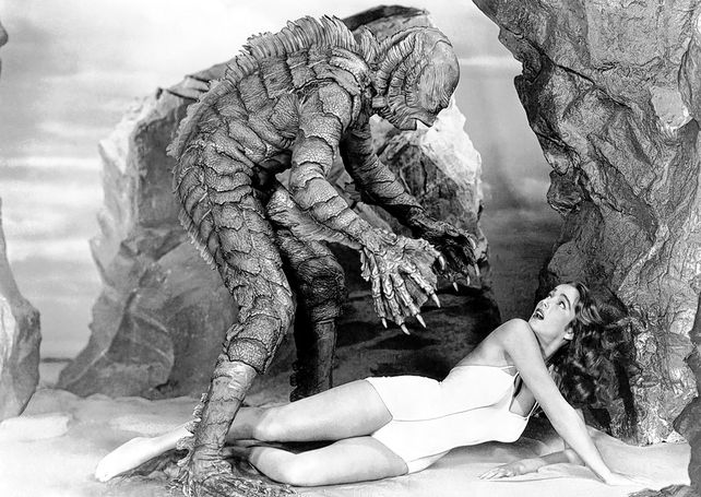 Julia Adams en una recordada escena de El monstruo de la laguna negra (Jack Arnold