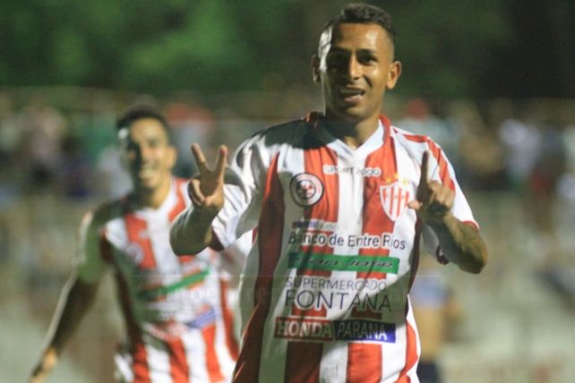 Osurak le dio la victoria al Decano en la última jugada