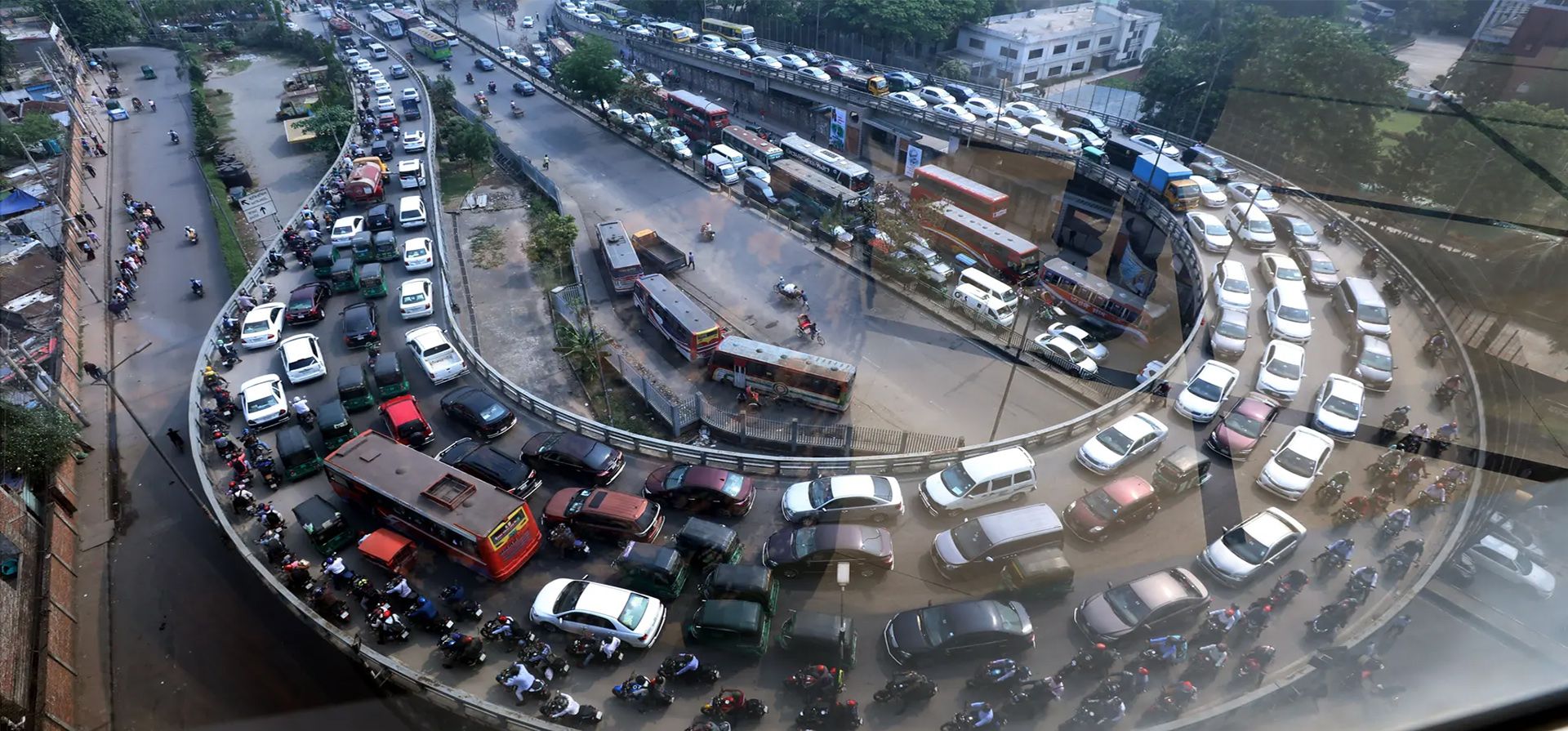 Vehículos demorados en un atasco de tráfico, los informes muestran que en los últimos 10 años, la velocidad promedio del transito ha disminuido de 13 mph a 4 mph, solo ligeramente por encima de la velocidad promedio de caminata, Daca, Bangladesh. Fotografía: Habibur Rahman/ABACA /REX/Shutterstock