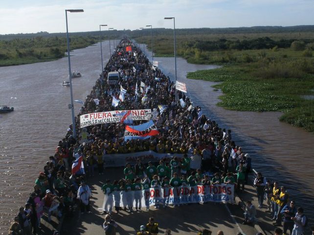La Asamblea de Gualeguaychú marchó contra la pastera de Uruguay