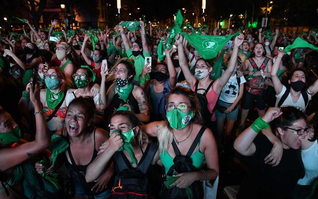 Emoción en los festejos en Argentina por la legalización del aborto