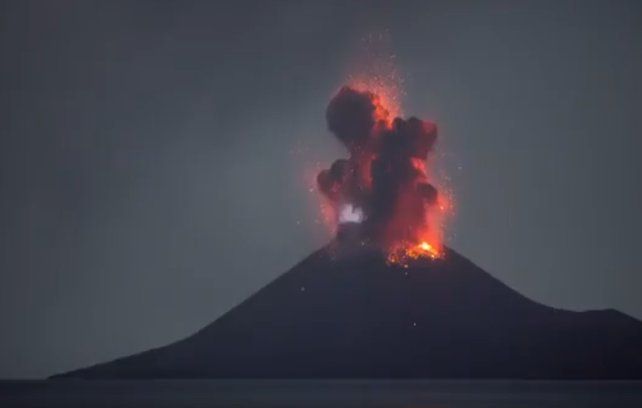 Entró en erupción Krakatoa, uno de los volcanes más peligrosos de la historia