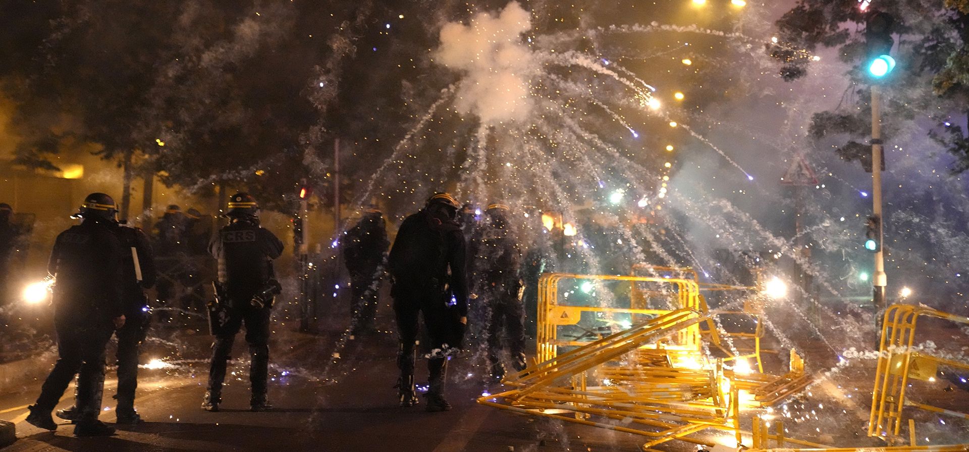 ARCHIVO: Fuerzas policiales se enfrentan a jóvenes en Nanterre, en las afueras de París, el jueves 29 de junio de 2023. La muerte de Nahel, de 17 años, a manos de la policía durante un control de tráfico en el suburbio parisino de Nanterre provocó preocupación en todo el país y mensajes generalizados de indignación y condolencias. (Foto AP/Christophe Ena) ARCHIVO: Fuerzas policiales se enfrentan a jóvenes en Nanterre, en las afueras de París, el jueves 29 de junio de 2023. La muerte de Nahel, de 17 años, a manos de la policía durante un control de tráfico en el suburbio parisino de Nanterre provocó preocupación en todo el país y mensajes generalizados de indignación y condolencias. (Foto AP/Christophe Ena)