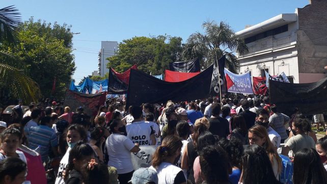 El Frente de Unidad Piquetera movilizó este martes a la sede de Desarrollo Social en Paraná.&nbsp;