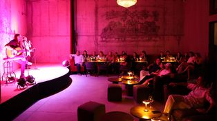 Show en vivo en el cabaret Petit Infierno de Mendoza.