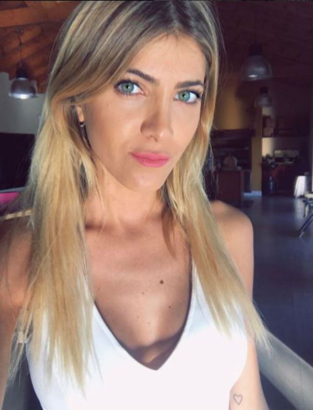 Cande Ruggeri publicó una foto apenas tapada por una toalla y mostró un poco de más
