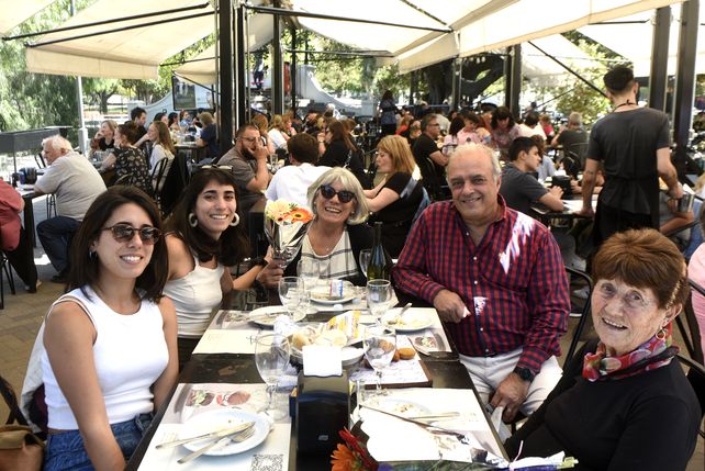 Las temperaturas cálidas del domingo permitieron aprovechar los espacios exteriores y al aire libre para festejar el Día de la Madre