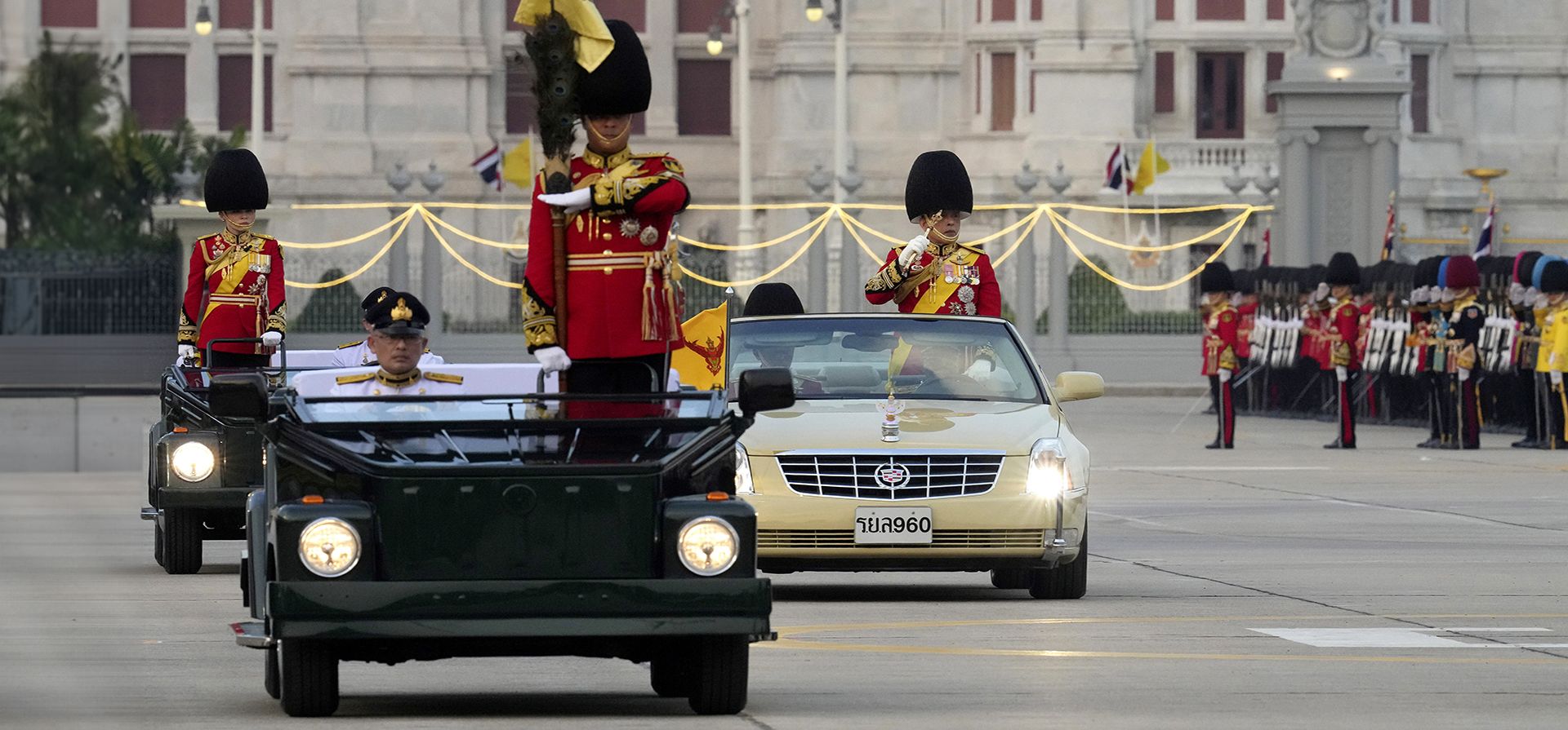 El rey de Tailandia, Maha Vajiralongkorn, de pie en un automóvil a la derecha, y la reina Suthida, de pie en un automóvil a la izquierda, pasan revista a la guardia de honor en Bangkok, Tailandia, el martes 3 de diciembre de 2024, para celebrar el 72 cumpleaños del rey. (Foto AP/Sakchai Lalit) El rey de Tailandia, Maha Vajiralongkorn, de pie en un automóvil a la derecha, y la reina Suthida, de pie en un automóvil a la izquierda, pasan revista a la guardia de honor en Bangkok, Tailandia, el martes 3 de diciembre de 2024, para celebrar el 72 cumpleaños del rey. (Foto AP/Sakchai Lalit)