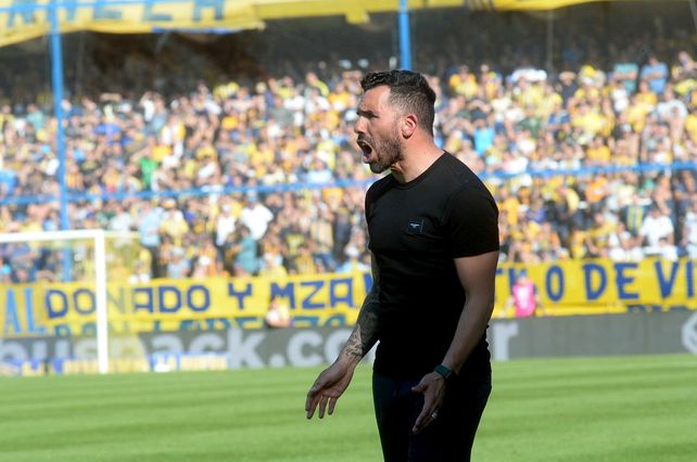 Tevez se mostró feliz por el triunfo de Central ante Barracas Central. El DT lo vivió de manera intensa.