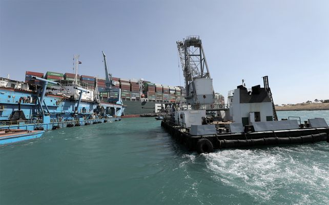 La ardua tarea para desbloquear el canal de Suez
