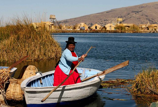Mujeres indígenas limpian la basura en el lago Titicaca