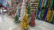 Local comercial repleto de productos navideños en la previa de las fiestas.