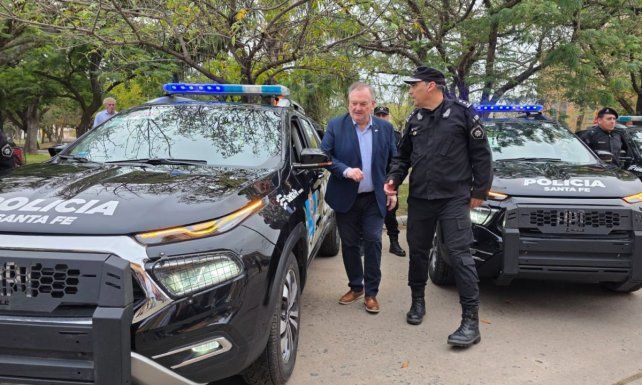 El Senador Michlig y el ministro Cococcioni entregaron en la ciudad de San Cristóbal 5 móviles policiales 0 Km