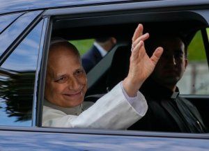 El papa León XIV recibió el alta y vuelve al Vaticano tras la cirugía por cáncer